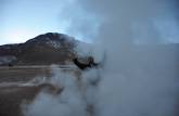 No meio de uma das colunas de vapor dos Geisers del Tatio, na região do Atacama, no norte do Chile